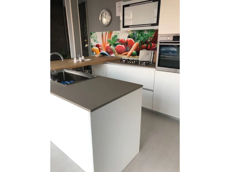 Cucina con isola e tavolo integrato – VDMO Srl