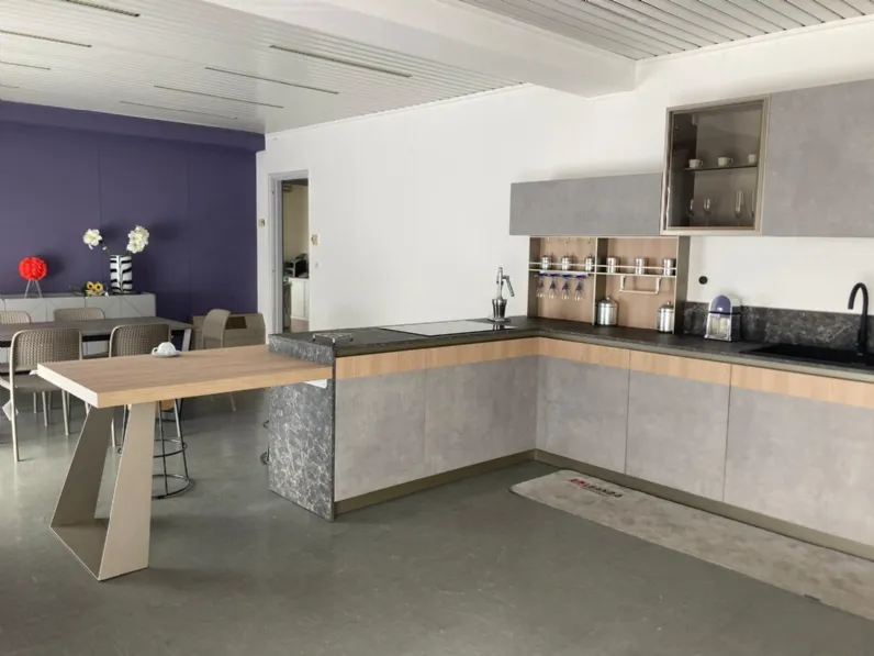 Cucina a prezzo scontato con penisola design Natural Moretti compact
