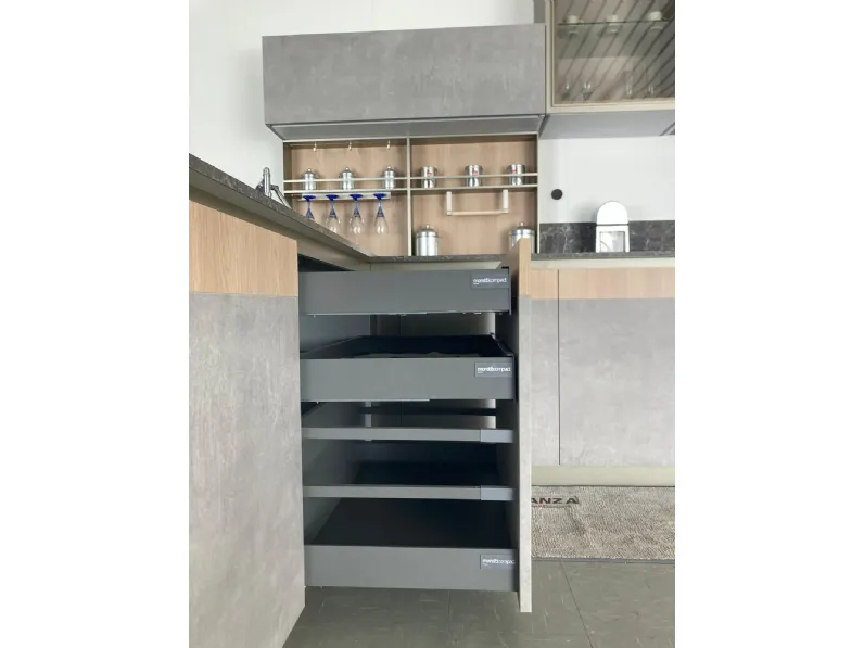 Cucina a prezzo scontato con penisola design Natural Moretti compact