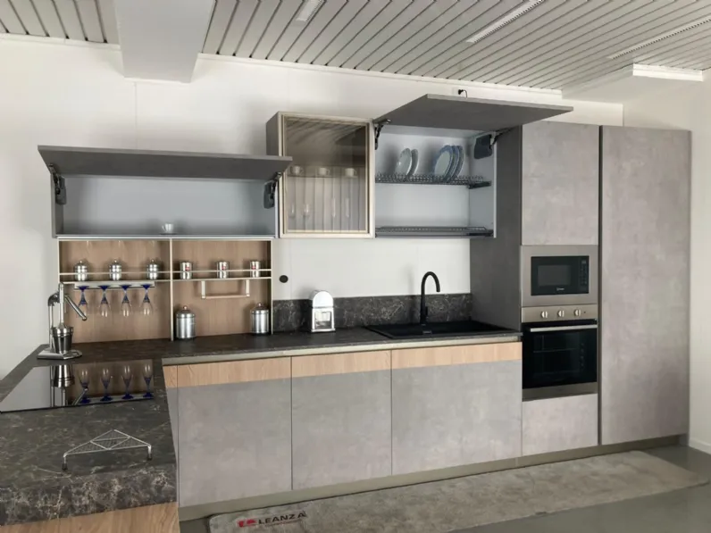 Cucina a prezzo scontato con penisola design Natural Moretti compact