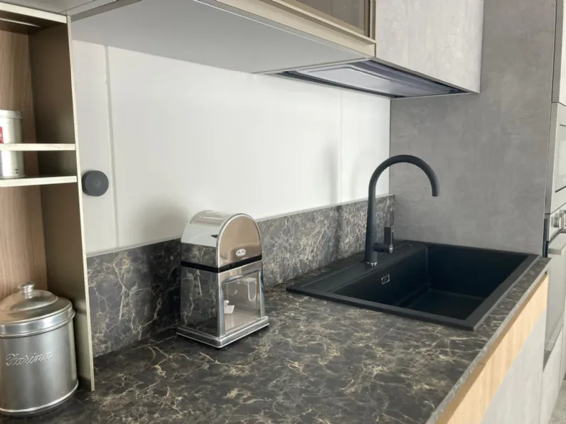 Cucina a prezzo scontato con penisola design Natural Moretti compact