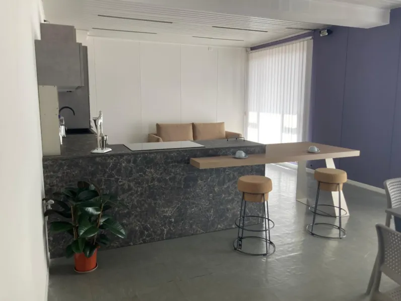 Cucina a prezzo scontato con penisola design Natural Moretti compact