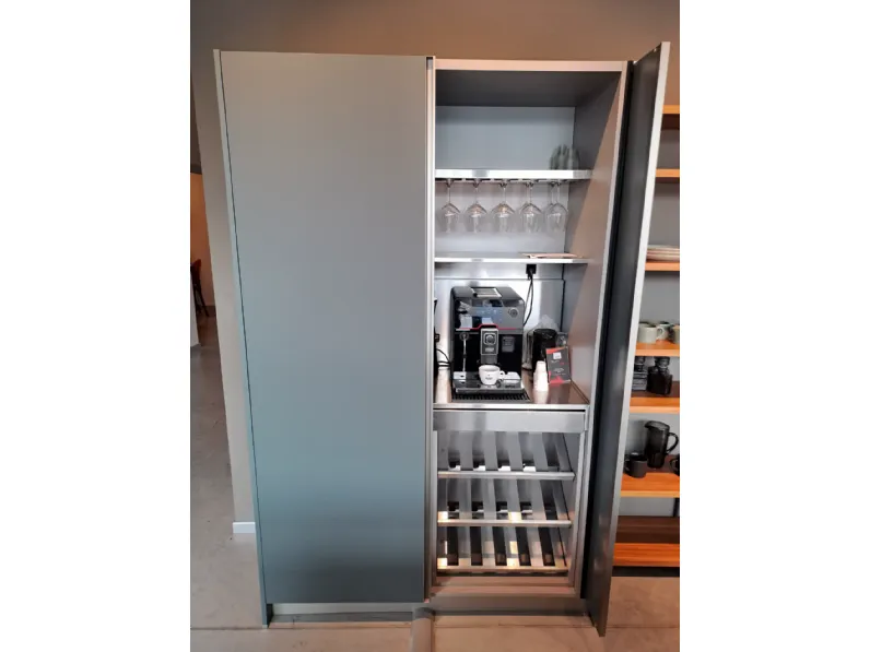 Cucina con isola in polimerico a prezzo scontato 50%