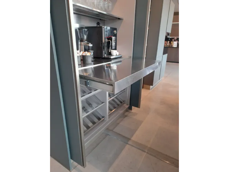 Cucina con isola in polimerico a prezzo scontato 50%