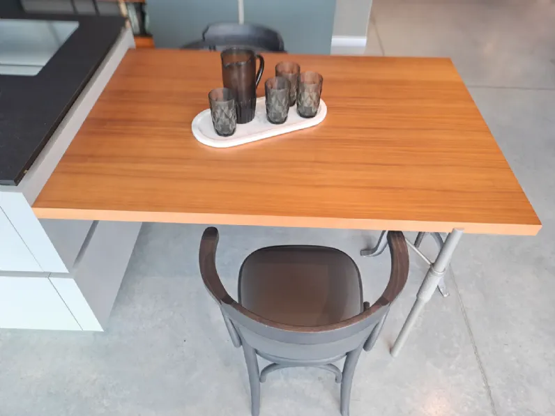 Cucina con isola in polimerico a prezzo scontato 50%