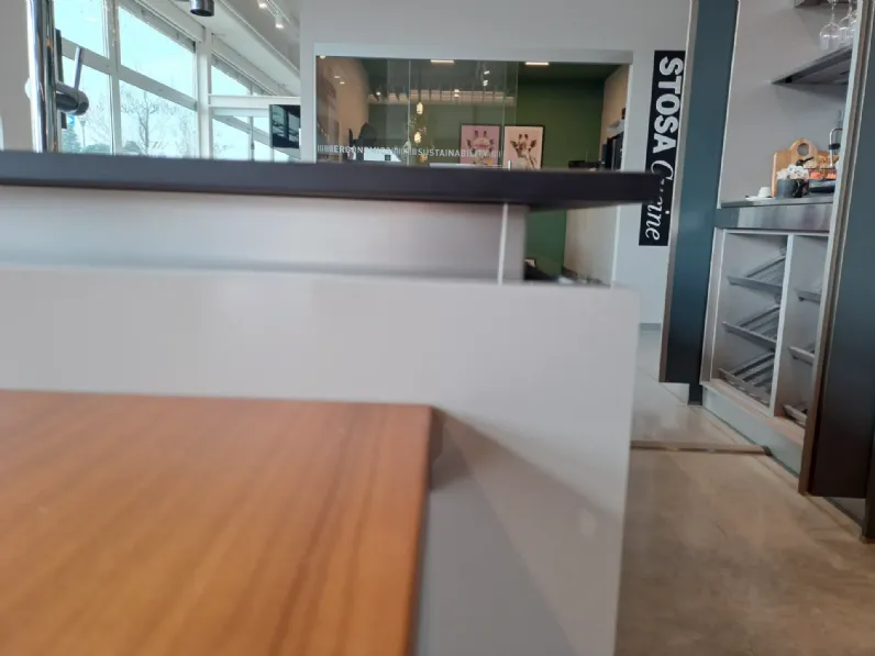 Cucina con isola in polimerico a prezzo scontato 50%