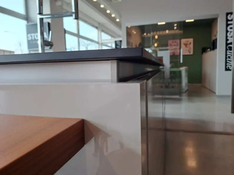Cucina con isola in polimerico a prezzo scontato 50%