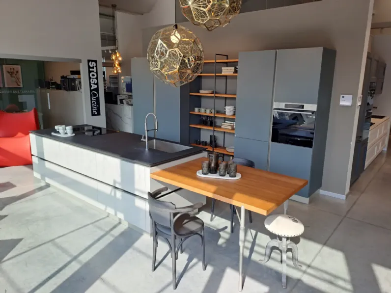 Cucina con isola in polimerico a prezzo scontato 50%
