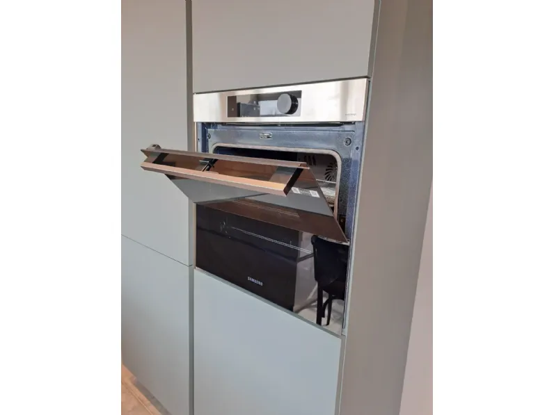 Cucina con isola in polimerico a prezzo scontato 50%