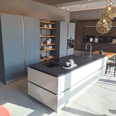 Cucina con isola in polimerico a prezzo scontato 50%