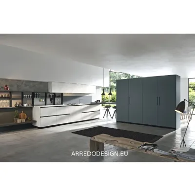 Cucina con isola in laminato materico a prezzo ribassato 30%