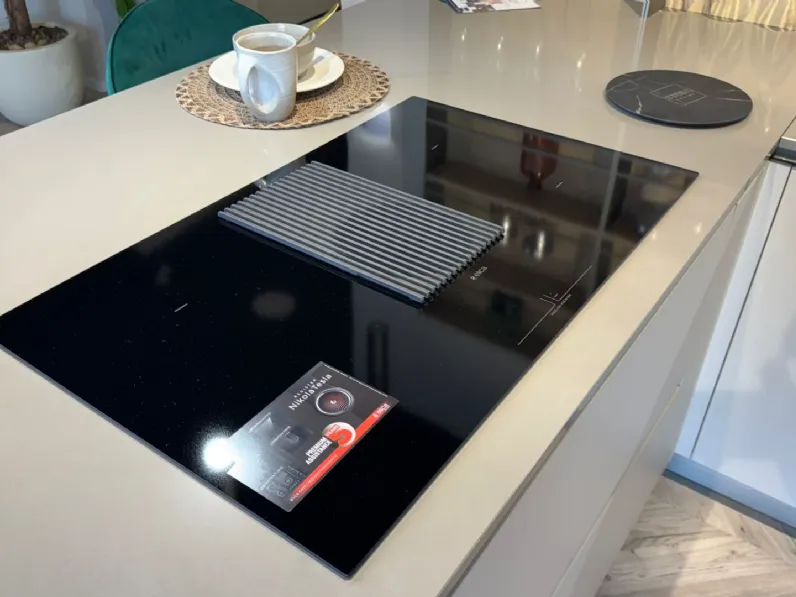 Cucina con penisola in laccata opaco a prezzo scontato 60%