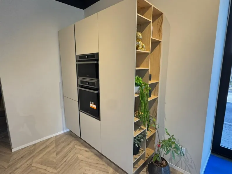 Cucina con penisola in laccata opaco a prezzo scontato 60%