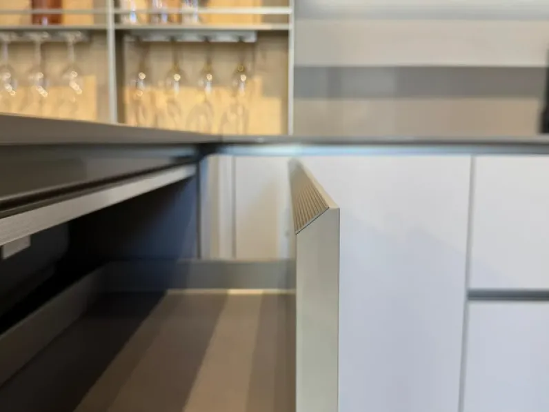 Cucina con penisola in laccata opaco a prezzo scontato 60%
