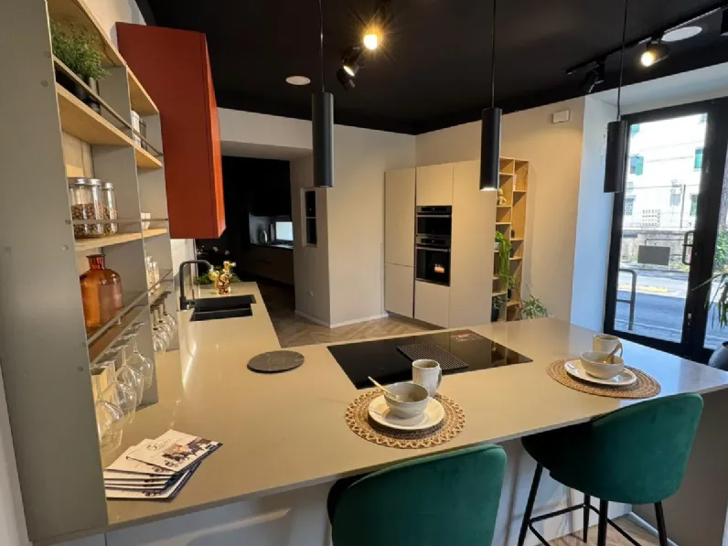 Cucina con penisola in laccata opaco a prezzo scontato 60%