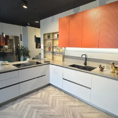 Cucina con penisola in laccata opaco a prezzo scontato 60%
