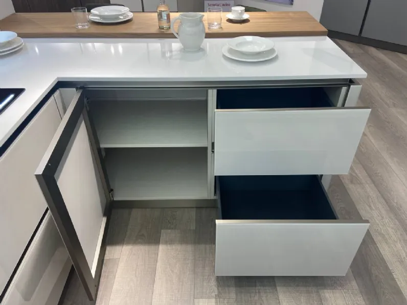 Cucina a prezzo ribassato con penisola moderna Riflex Veneta Cucine