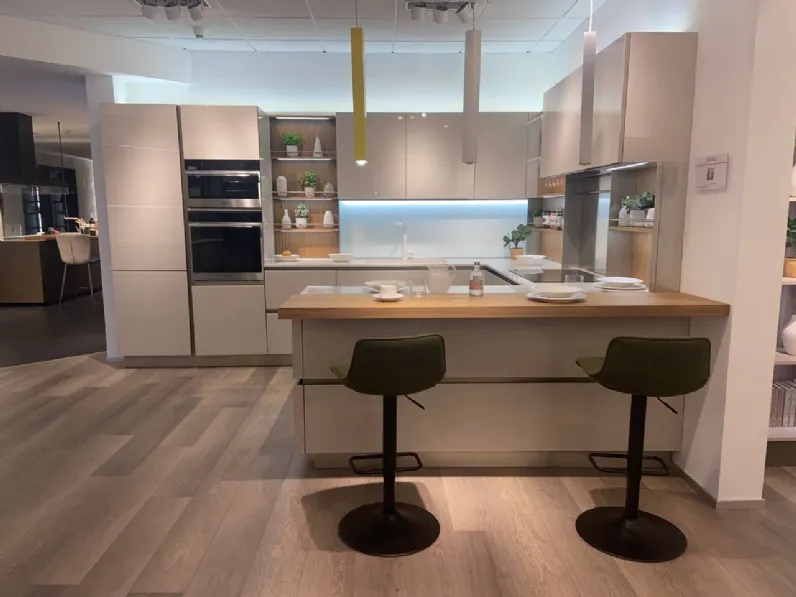 Cucina a prezzo ribassato con penisola moderna Riflex Veneta Cucine