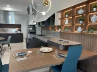 Cucina con penisola in legno antracite Sign a prezzo ribassato
