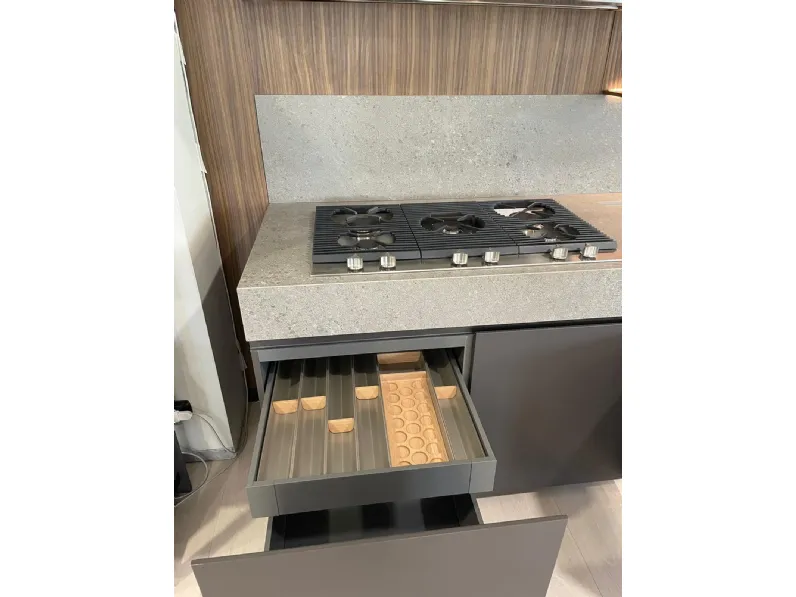 Cucina con penisola in legno antracite Sign a prezzo ribassato