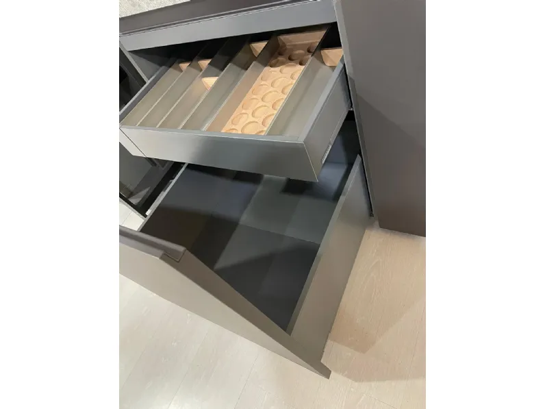 Cucina con penisola in legno antracite Sign a prezzo ribassato