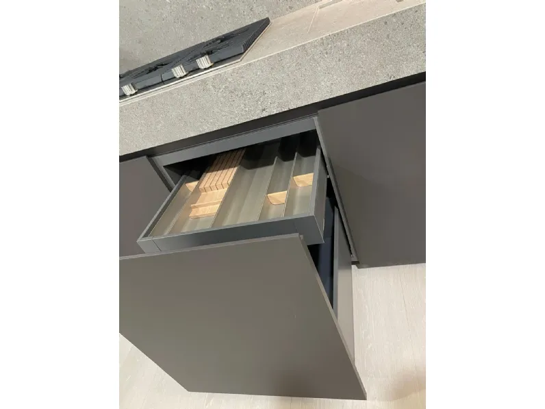 Cucina con penisola in legno antracite Sign a prezzo ribassato