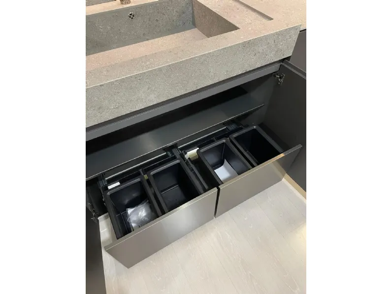 Cucina con penisola in legno antracite Sign a prezzo ribassato