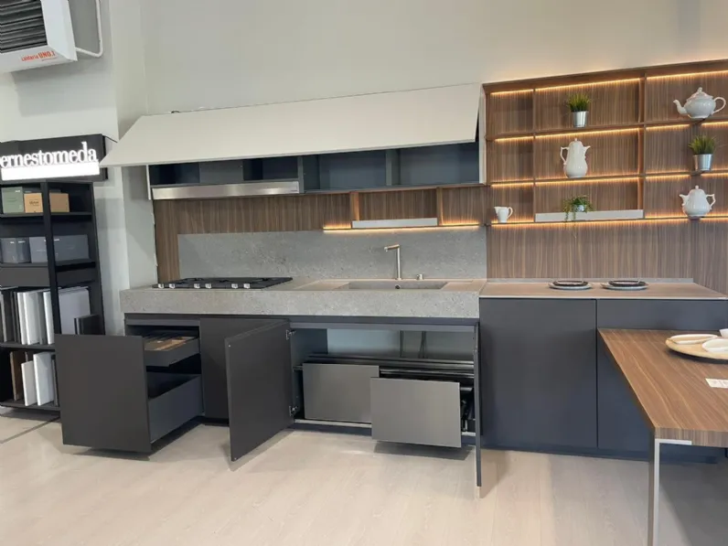Cucina con penisola in legno antracite Sign a prezzo ribassato