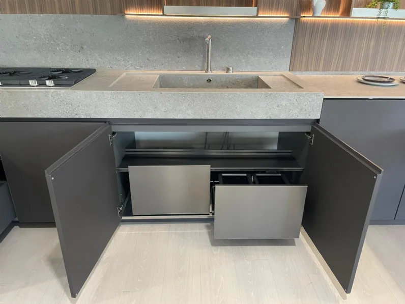 Cucina con penisola in legno antracite Sign a prezzo ribassato