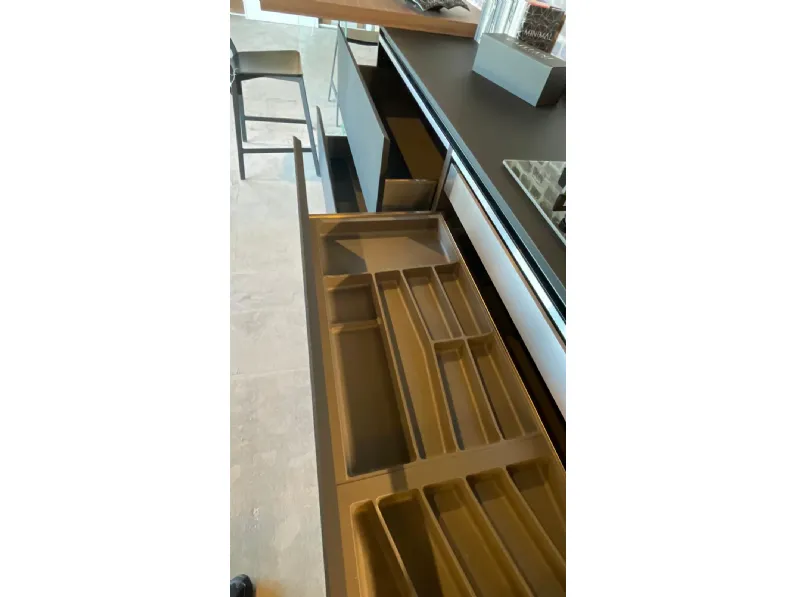 Cucina con penisola in hpl altri colori Lab 13 acuta fenix a prezzo ribassato