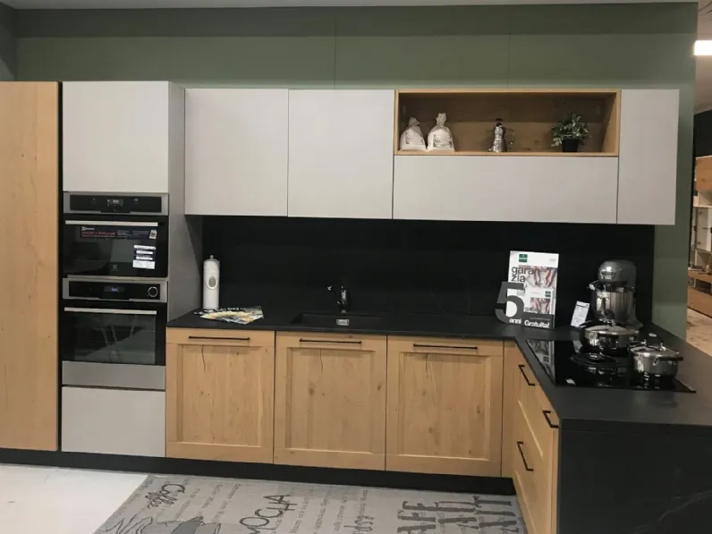 Cucina moderna con penisola rovere e cantinetta - Visma Arredo OUTLET