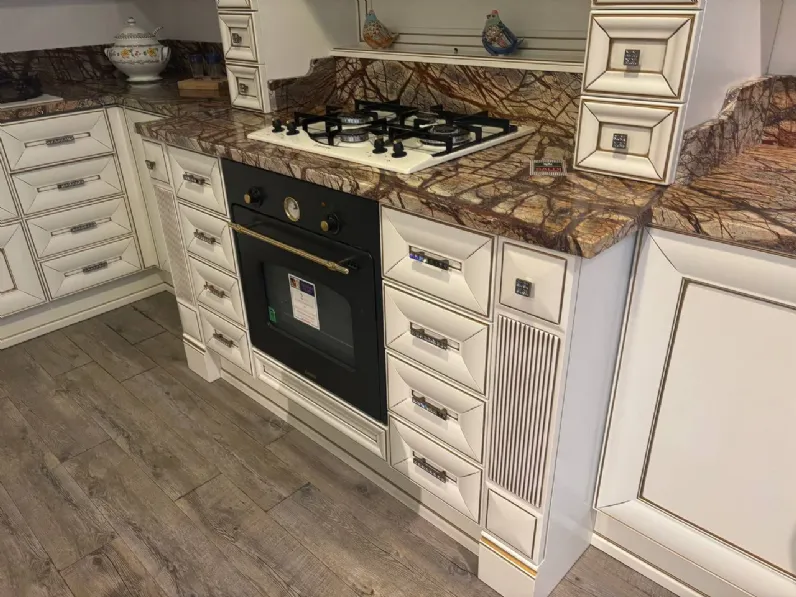 Cucina ad angolo in laccata a prezzo ribassato 50%
