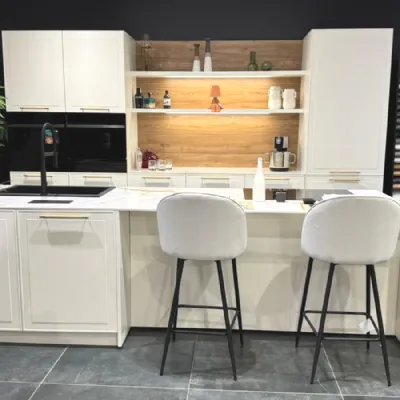 Cucina Miton country con isola bianca in laccata opaco Tes