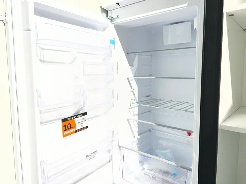 Cucina  pop moderna bianca Mobilturi con isola scontata 61%