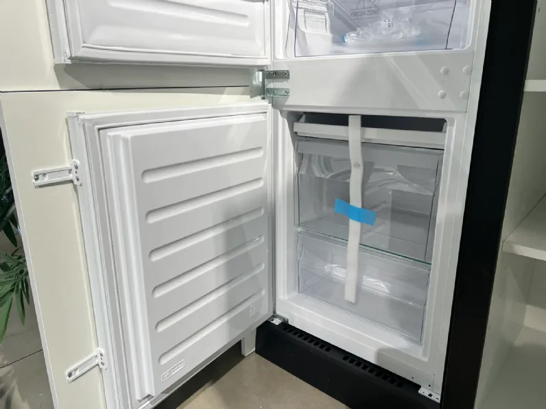 Cucina  pop moderna bianca Mobilturi con isola scontata 61%