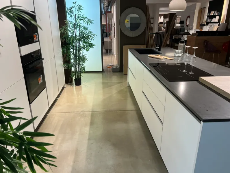 Cucina  pop moderna bianca Mobilturi con isola scontata 61%