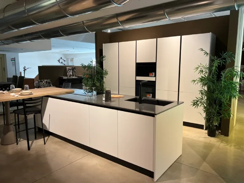 Cucina  pop moderna bianca Mobilturi con isola scontata 61%