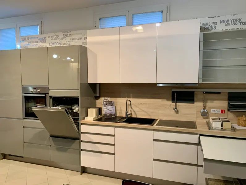 Cucina lineare in laminato lucido bianca 808 inox a prezzo ribassato