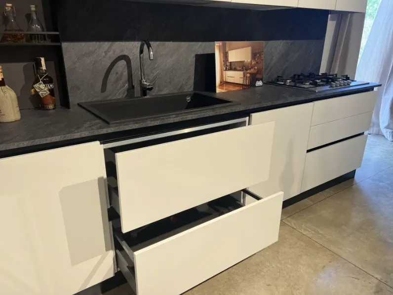 Cucina Mobilturi moderna lineare bianca in laccata opaco Mobilturi pop