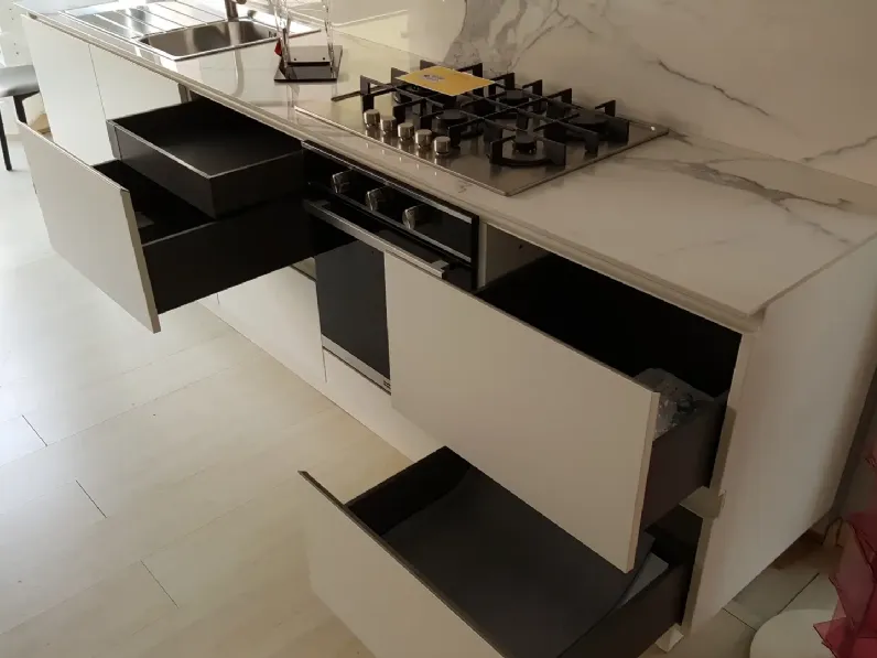 Cucina Dibiesse moderna lineare bianca in laccata opaco Play time gola
