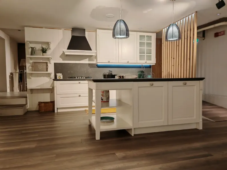 Cucina bianca provenzale con isola Virginia Arredo3 in Offerta Outlet