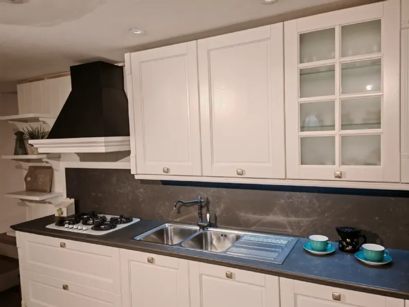 Cucina bianca provenzale con isola Virginia Arredo3 in Offerta Outlet