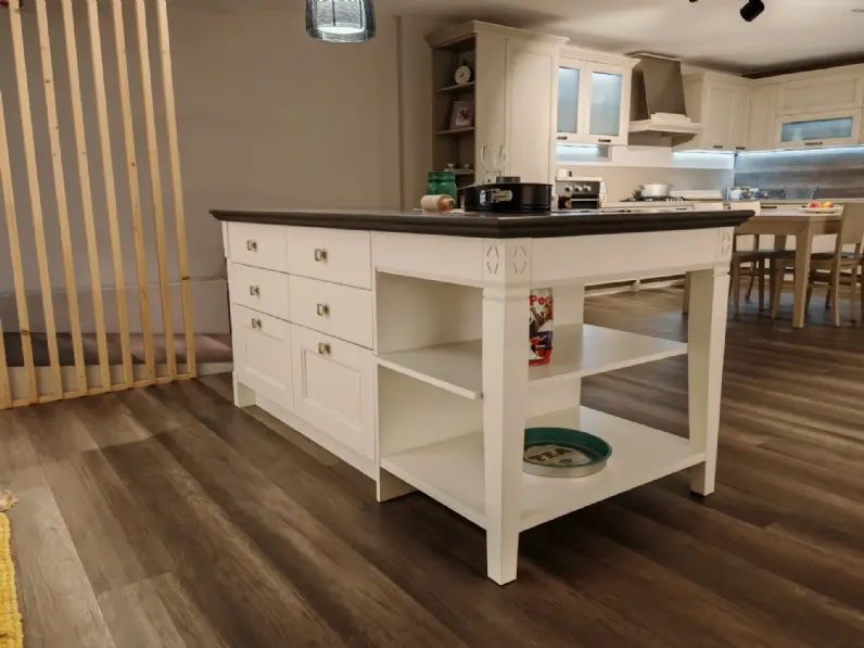Cucina bianca provenzale con isola Virginia Arredo3 in Offerta Outlet