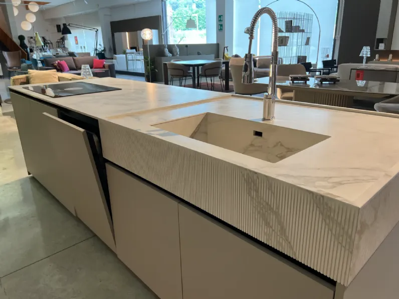 Cucina con isola in laccata opaco grigia Binova bluna a prezzo scontato