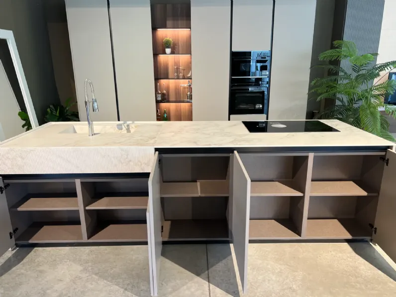 Cucina con isola in laccata opaco grigia Binova bluna a prezzo scontato