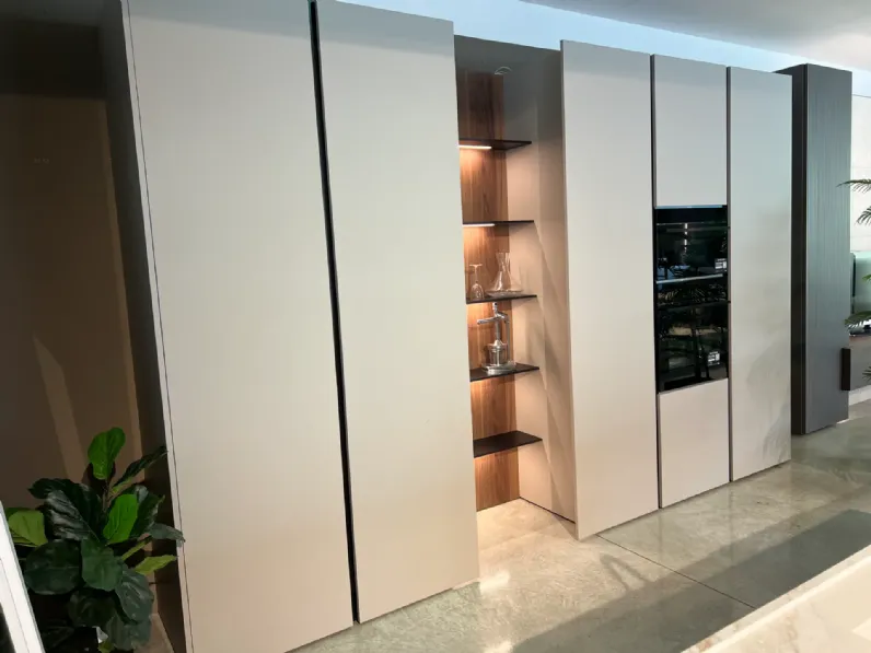 Cucina con isola in laccata opaco grigia Binova bluna a prezzo scontato
