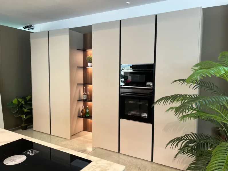 Cucina con isola in laccata opaco grigia Binova bluna a prezzo scontato