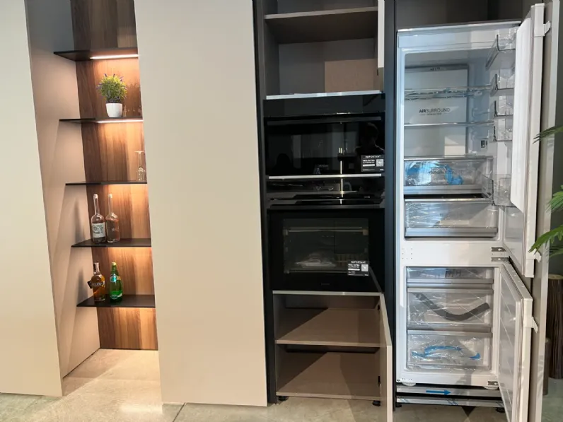 Cucina con isola in laccata opaco grigia Binova bluna a prezzo scontato