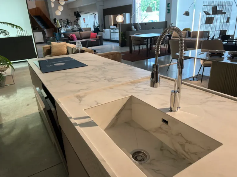 Cucina con isola in laccata opaco grigia Binova bluna a prezzo scontato