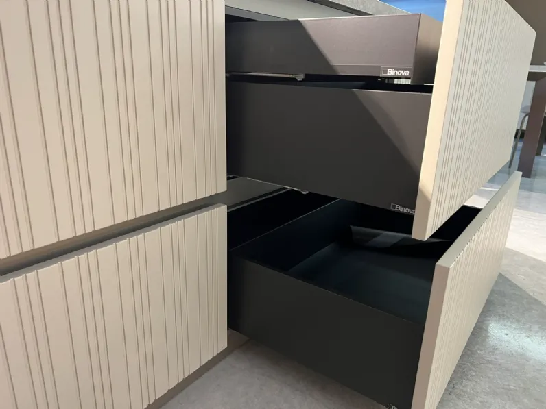 Cucina Binova moderna con isola altri colori in laccata opaco Bluna